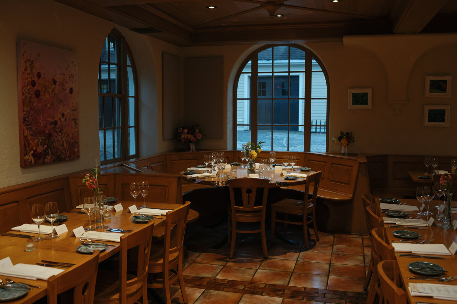 Table place settings in Le Caveau restaurant wedding reception