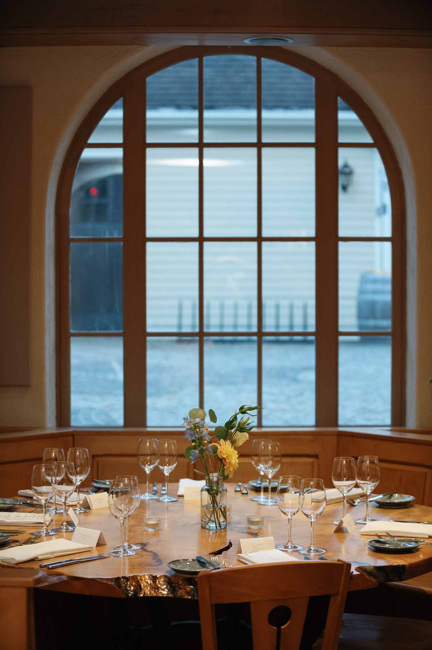 Table place settings in Le Caveau restaurant wedding reception