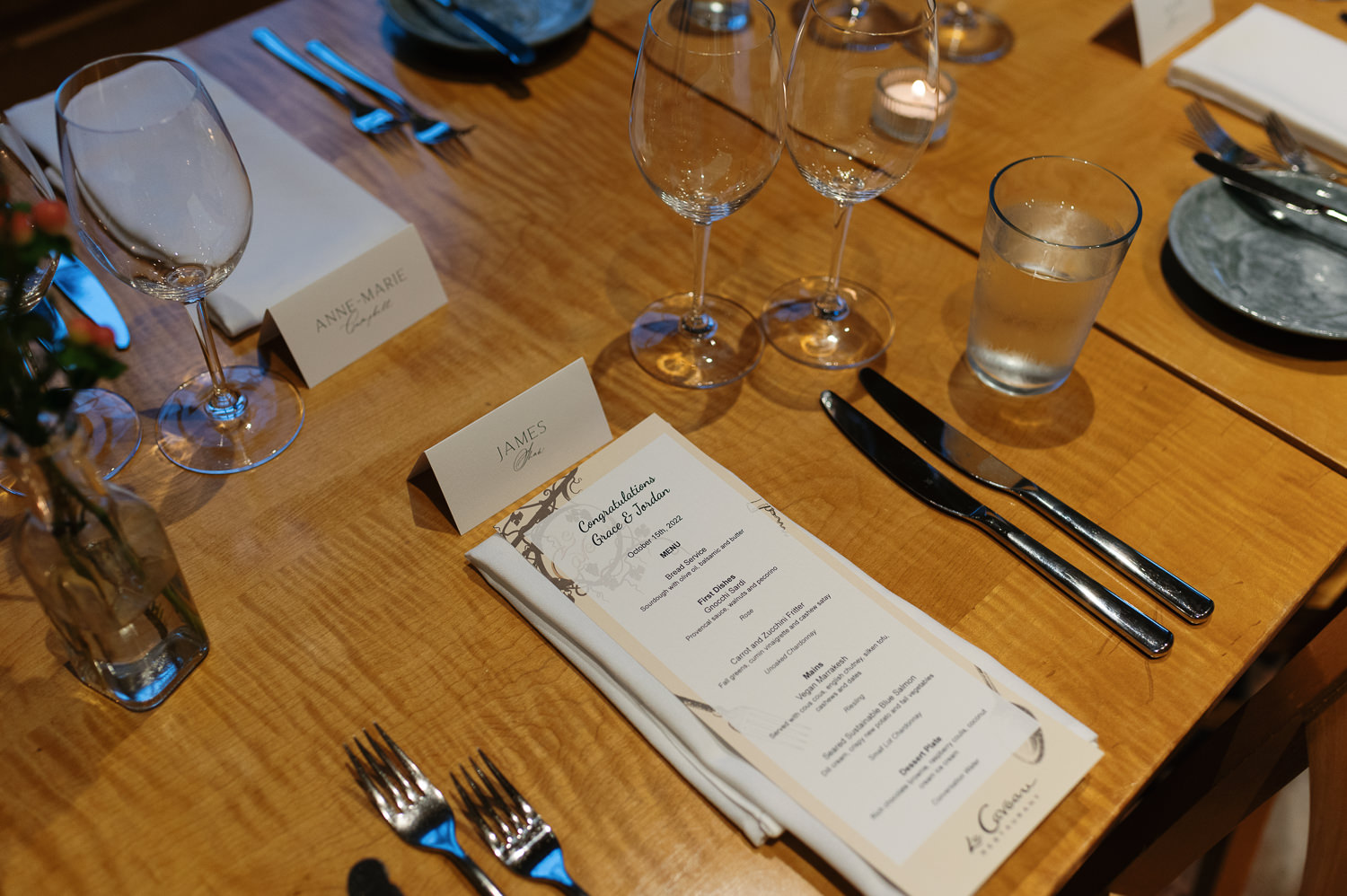 Table place settings in Le Caveau restaurant wedding reception