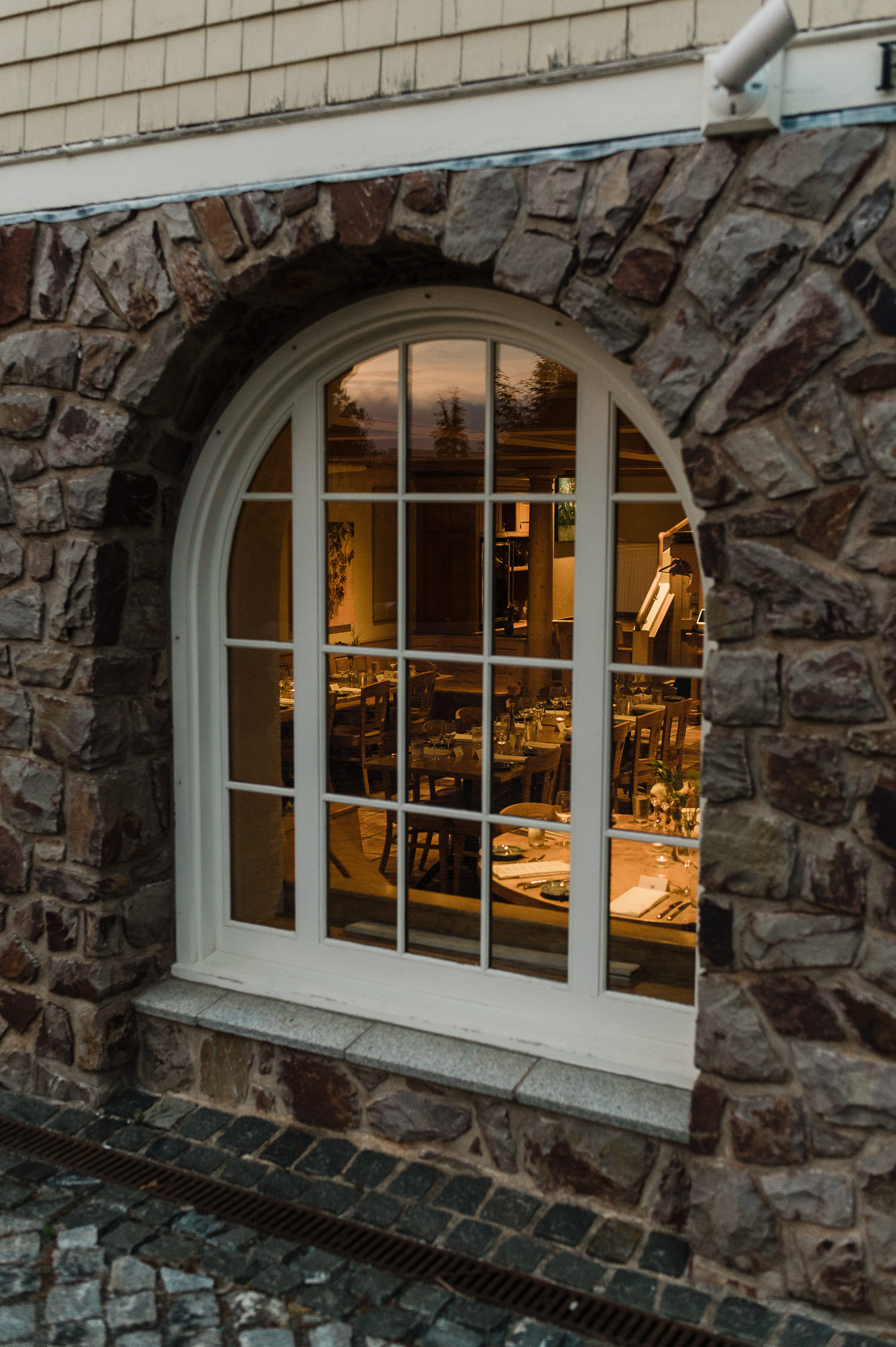 Window of Le Caveau Restaurant