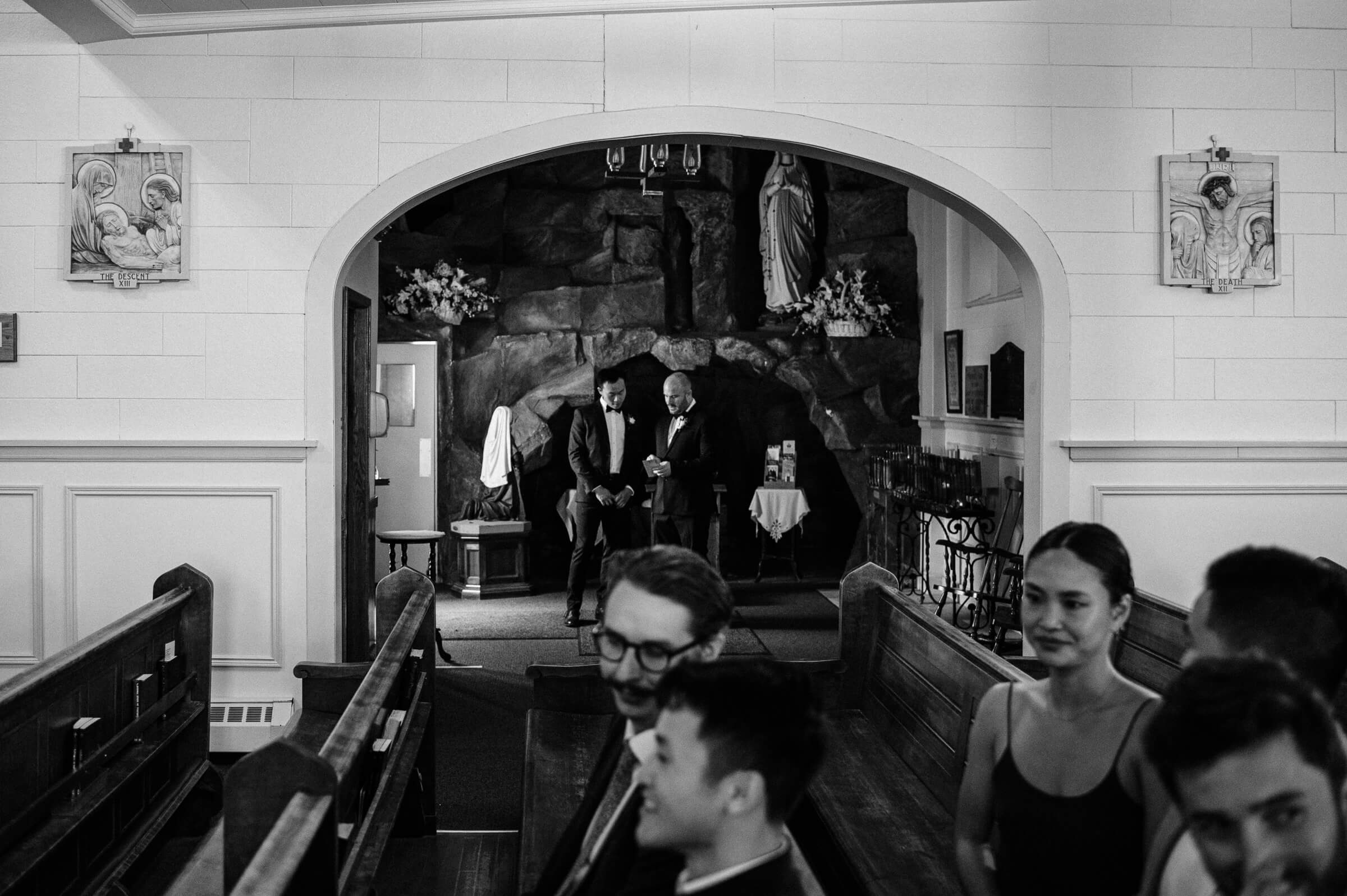 guests arrive at church for new glasgow wedding